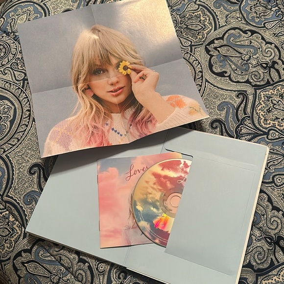 Taylor Swift Bundle Lover & 1989 CDs - Picture 4 of 4